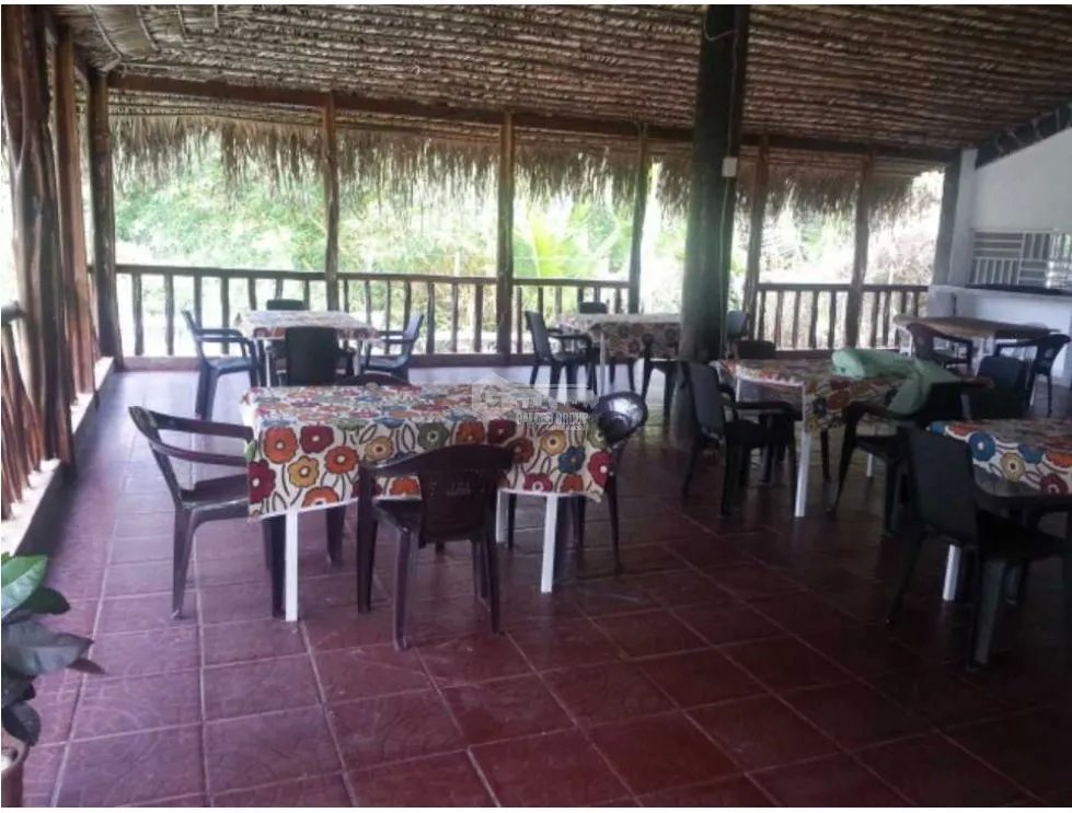 TERRENO CON RESTAURANTE Y HOSPEDAJE / FARALLÓN RÍO HATO / 2,220M2