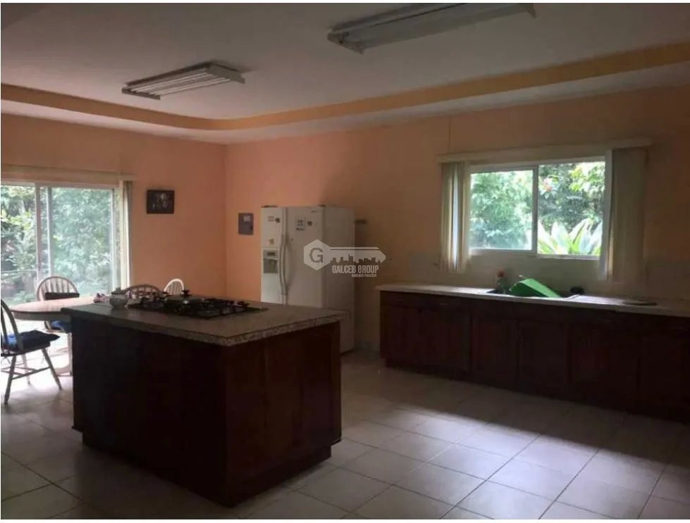 FINCA  CON  3 CASAS / A LA ORILLA DEL RIO / CHAME  / 5 HECTÁREAS