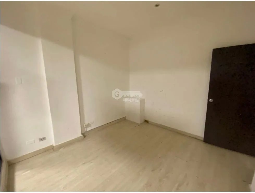 LOCAL COMERCIAL PLANTA ALTA  / GALERIAS MARBELLA PLAZA / 90M