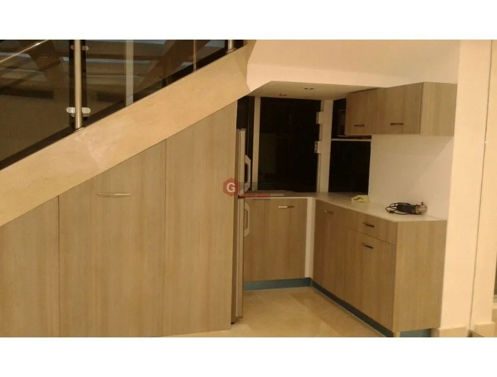 OFICINA DE LUJO / PUNTA PACIFICA / 2 NIVELES / 270 m2 / CON DIVISIONES