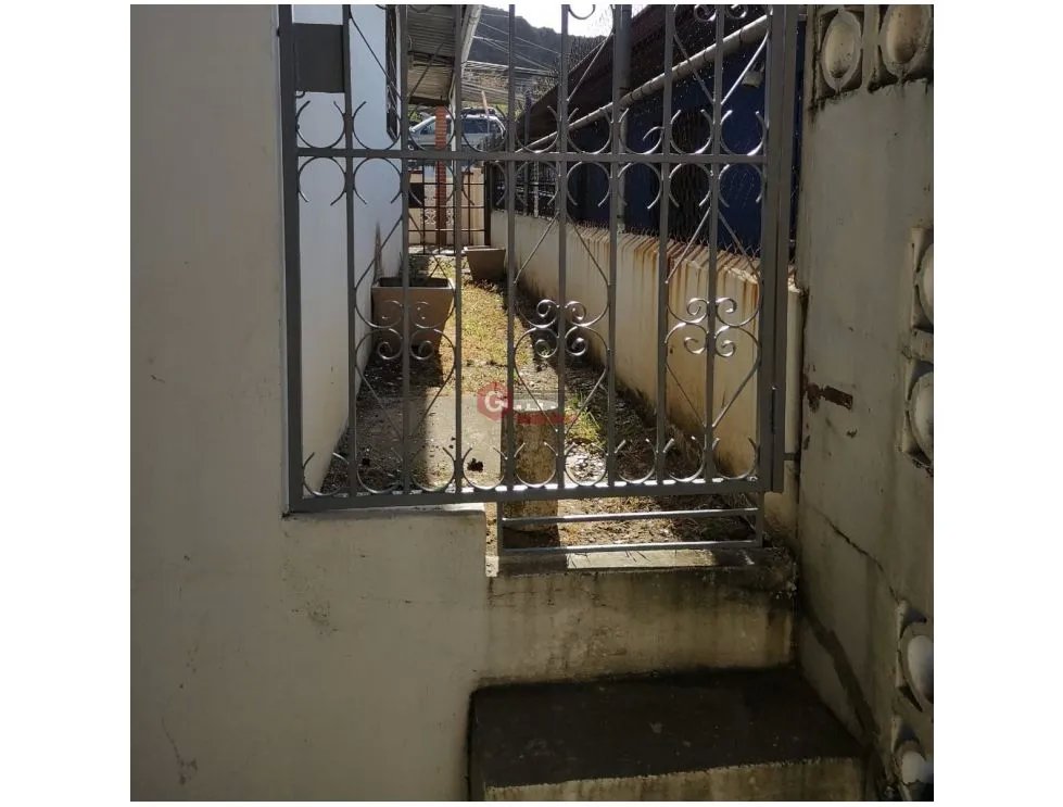 CASA PARA USO RESIDENCIAL O COMERCIAL / TUMBA MUERTO / 200m2 / 3 HABIT