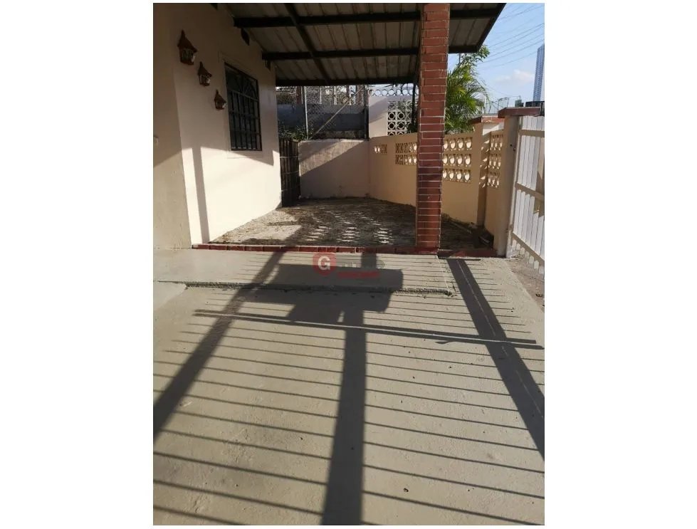 CASA PARA USO RESIDENCIAL O COMERCIAL / TUMBA MUERTO / 200m2 / 3 HABIT