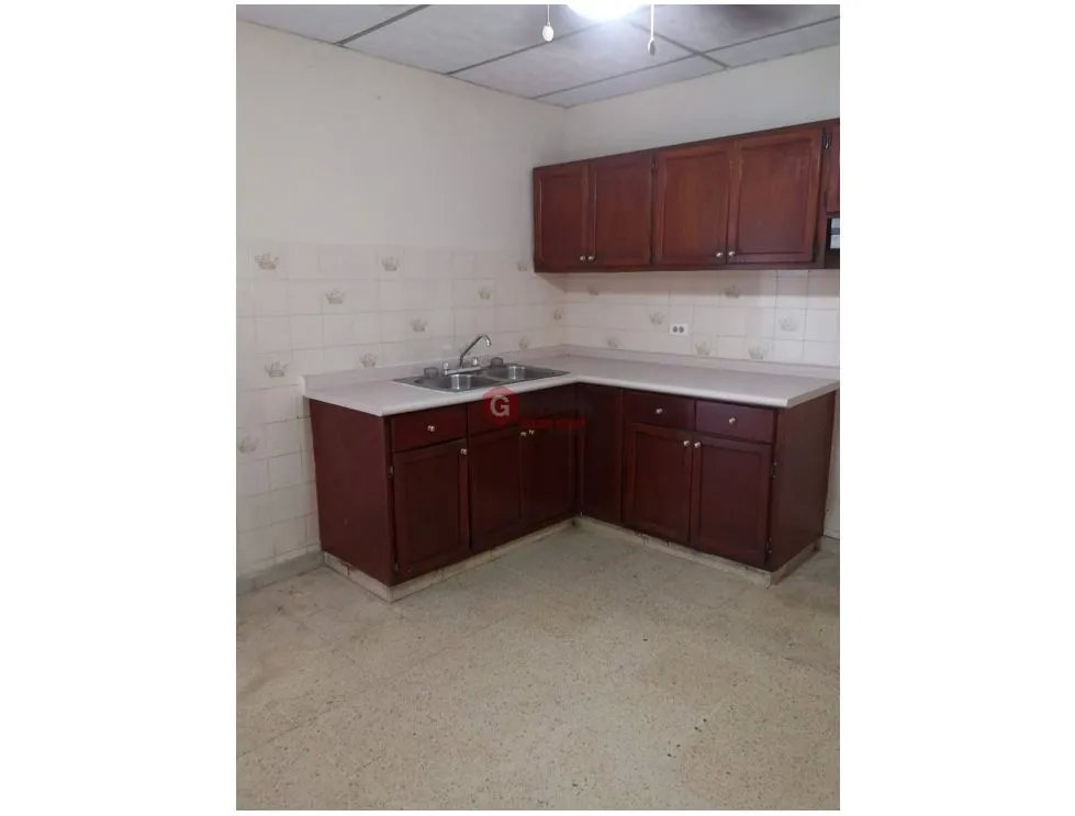 CASA PARA USO RESIDENCIAL O COMERCIAL / TUMBA MUERTO / 200m2 / 3 HABIT