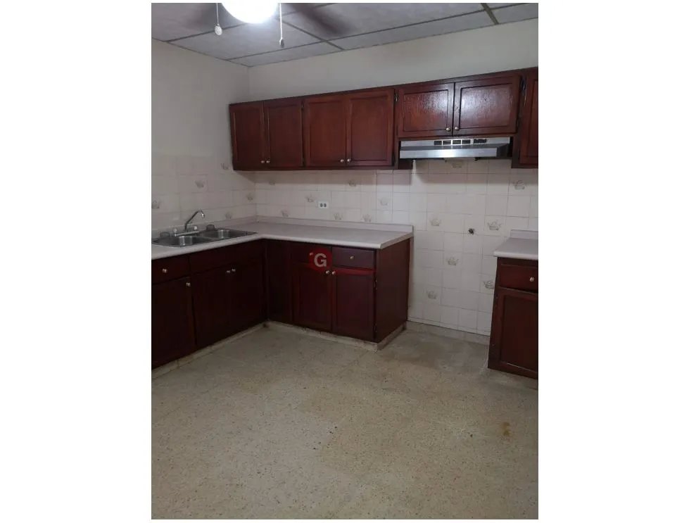 CASA PARA USO RESIDENCIAL O COMERCIAL / TUMBA MUERTO / 200m2 / 3 HABIT