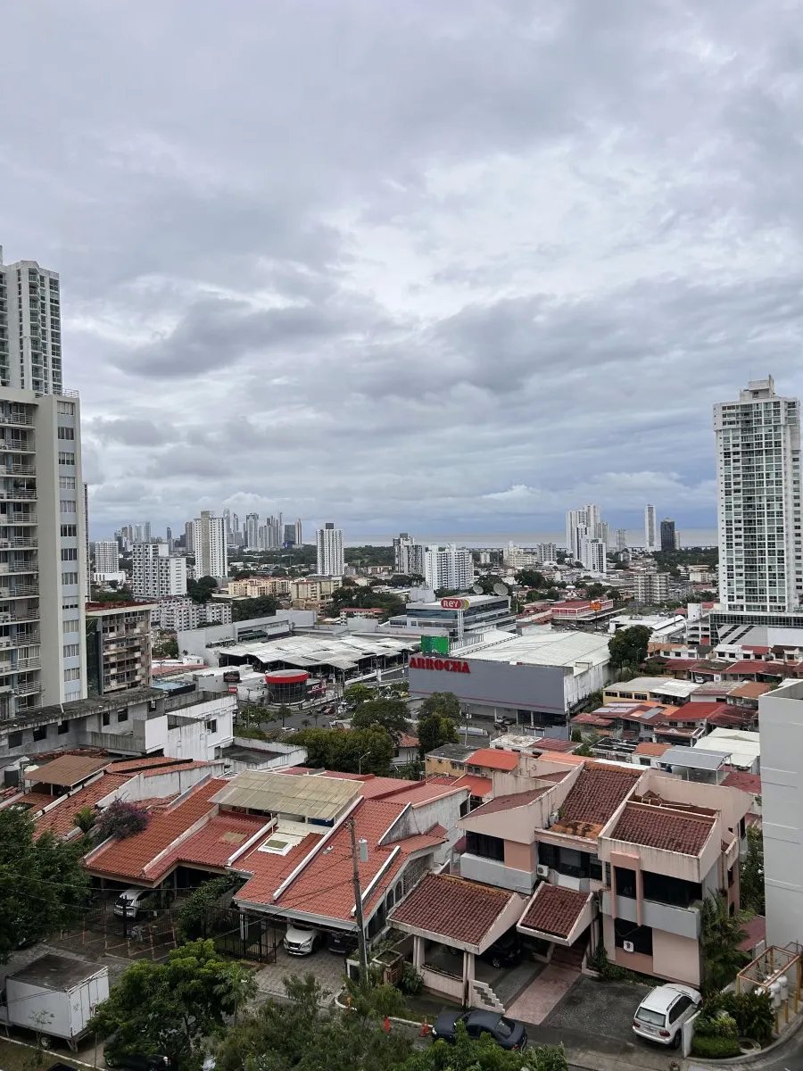 Beautiful apartment, 3 bedrooms + den, with panoramic view.
