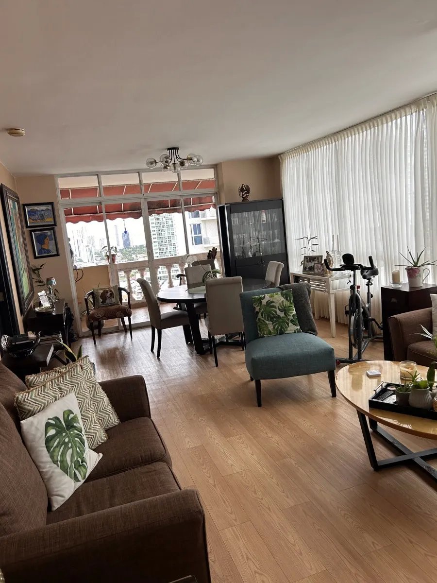 Beautiful apartment, 3 bedrooms + den, with panoramic view.