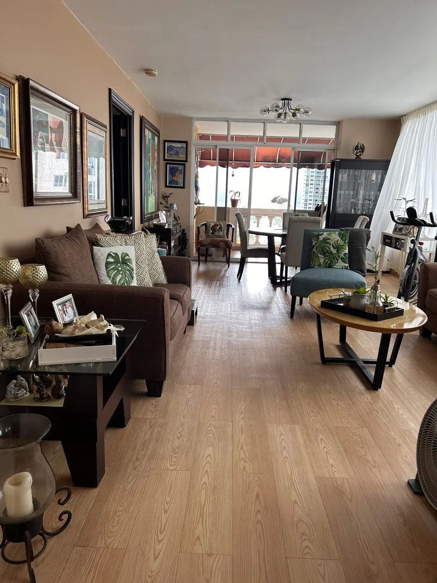 Beautiful apartment, 3 bedrooms + den, with panoramic view.