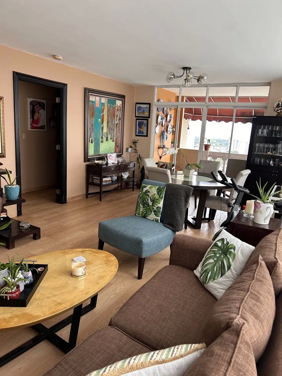 Beautiful apartment, 3 bedrooms + den, with panoramic view.