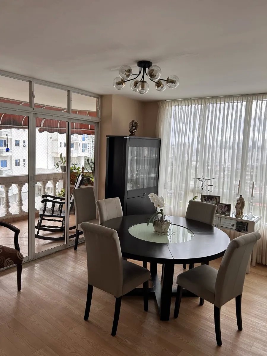 Beautiful apartment, 3 bedrooms + den, with panoramic view.
