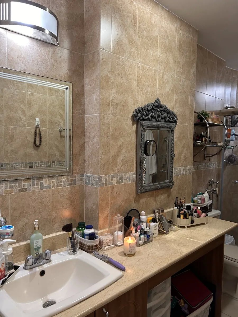 Beautiful apartment, 3 bedrooms + den, with panoramic view.
