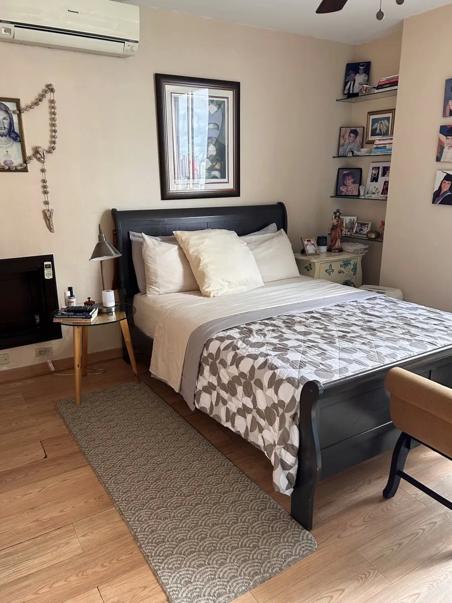 Beautiful apartment, 3 bedrooms + den, with panoramic view.