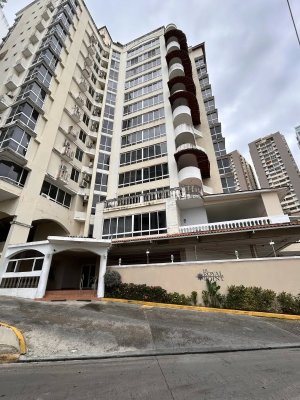 Beautiful apartment, 3 bedrooms + den, with panoramic view.