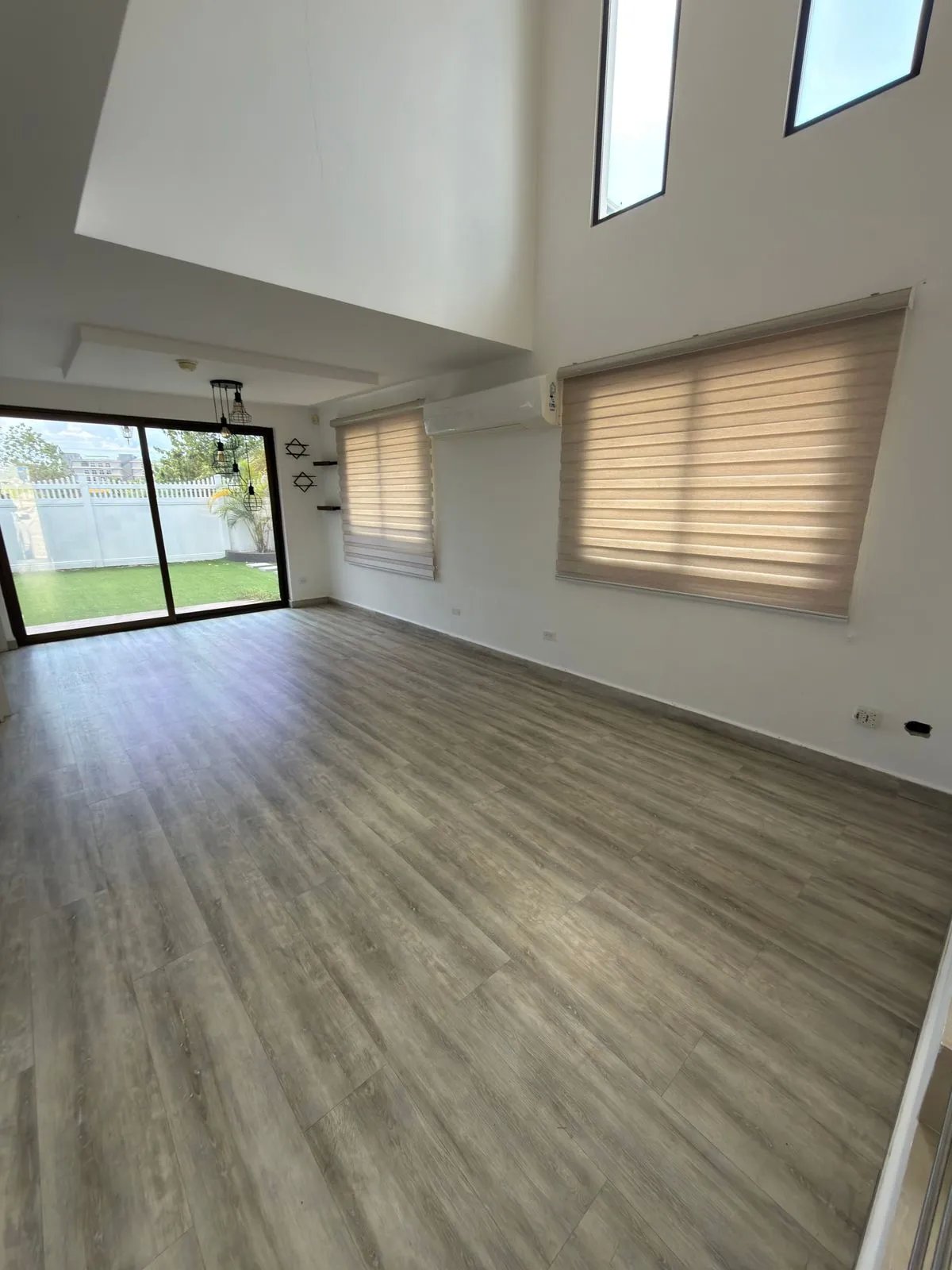 Amplia casa de 2 plantas, 3 recámaras y 2.5 baños, Las Cumbres