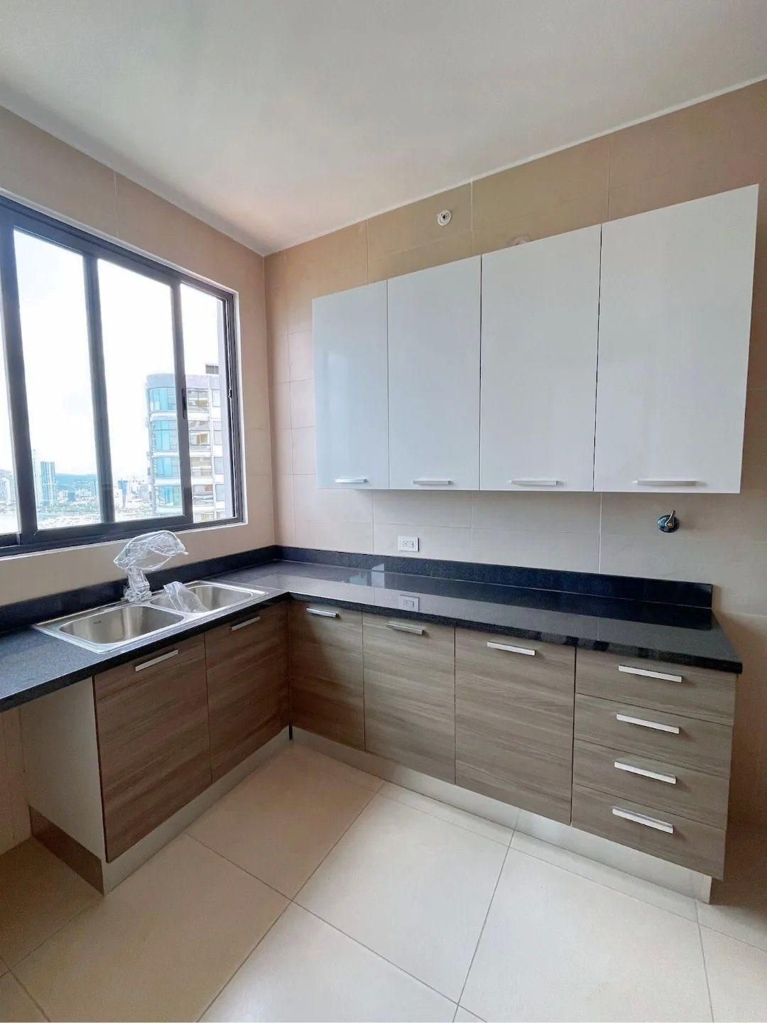 Experience Comfort and Elegance at PH Deluxe Punta Paitilla, 198.75 m², $524,163, Spacious and Flexible Living Spaces