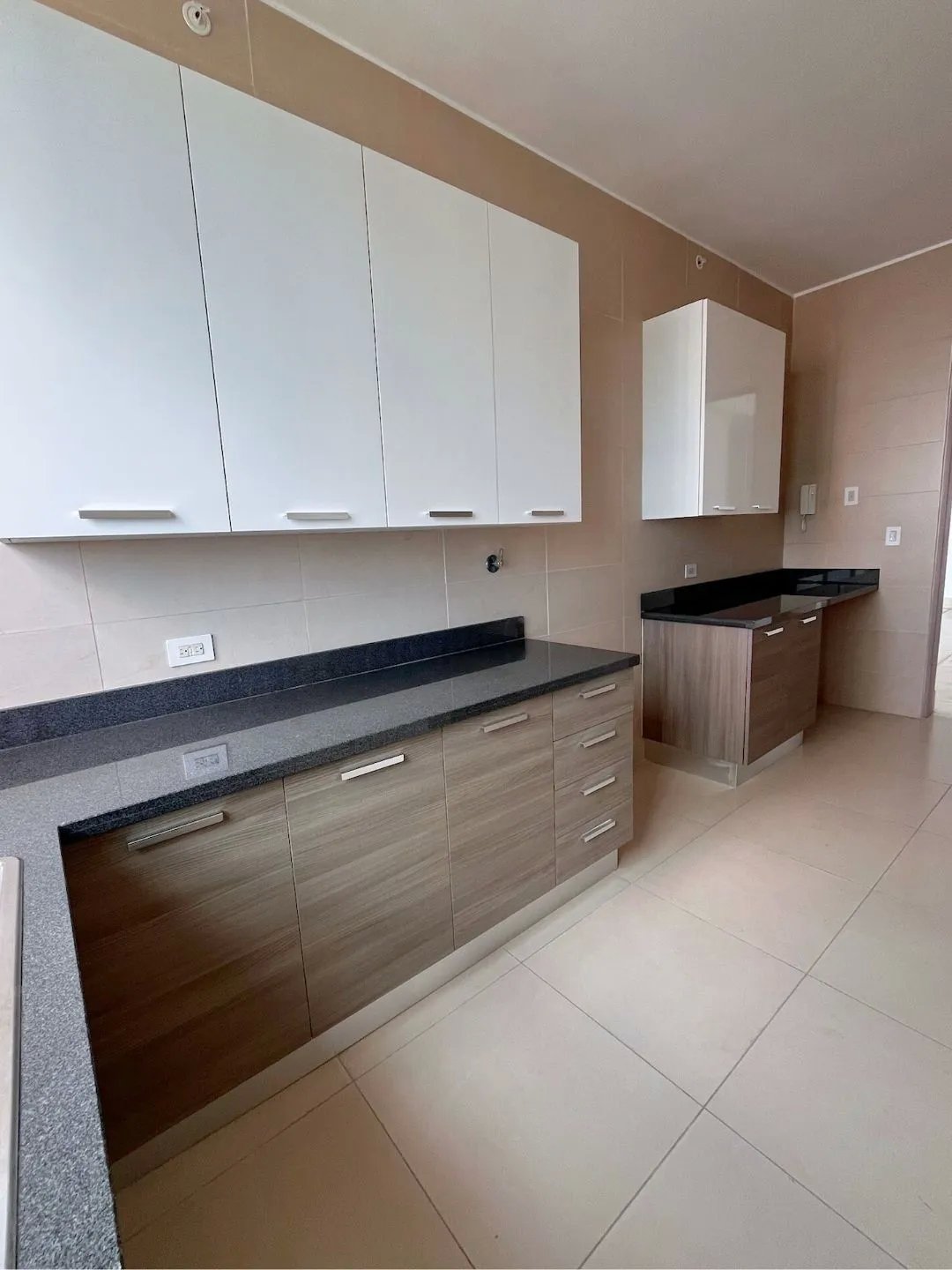 Experience Comfort and Elegance at PH Deluxe Punta Paitilla, 198.75 m², $524,163, Spacious and Flexible Living Spaces