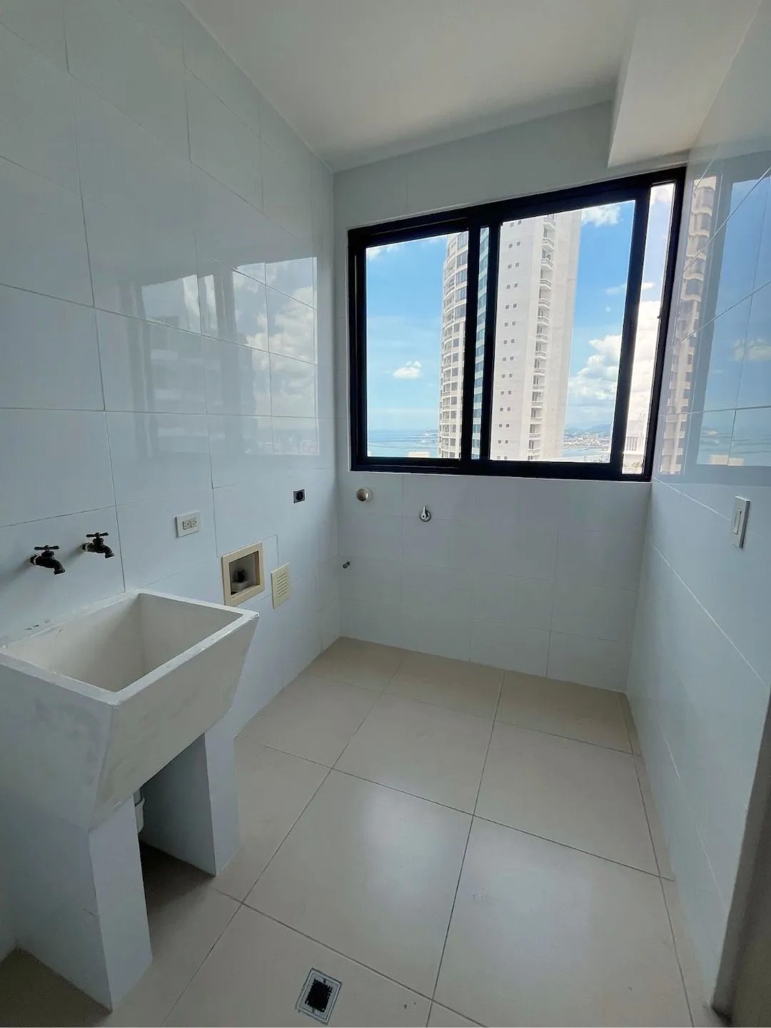 Experience Comfort and Elegance at PH Deluxe Punta Paitilla, 198.75 m², $524,163, Spacious and Flexible Living Spaces