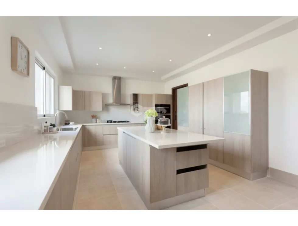 SANTA MARIA / THE RESERVE / 335M / 4 BEDROOMS / LAKEFRONT