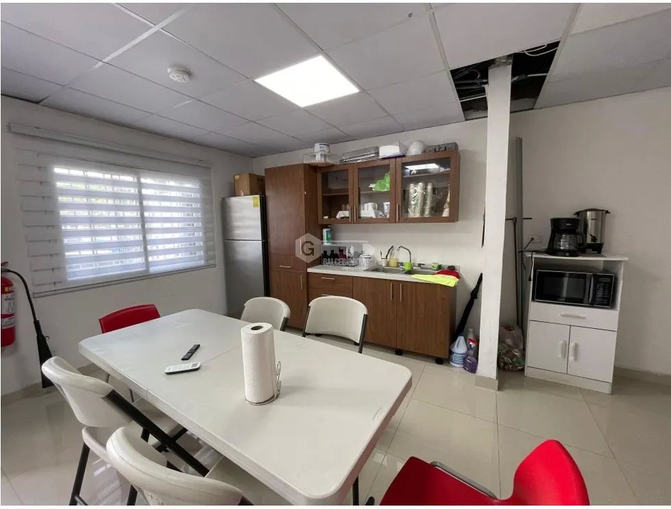 OFICINA / CHORRERA / 1800 M2 / 3 BAÑOS / 3 DIVICIONES / DEPOSITO
