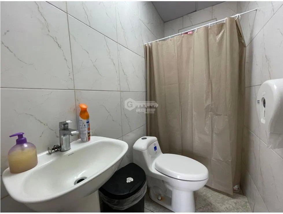 OFICINA / CHORRERA / 1800 M2 / 3 BAÑOS / 3 DIVICIONES / DEPOSITO
