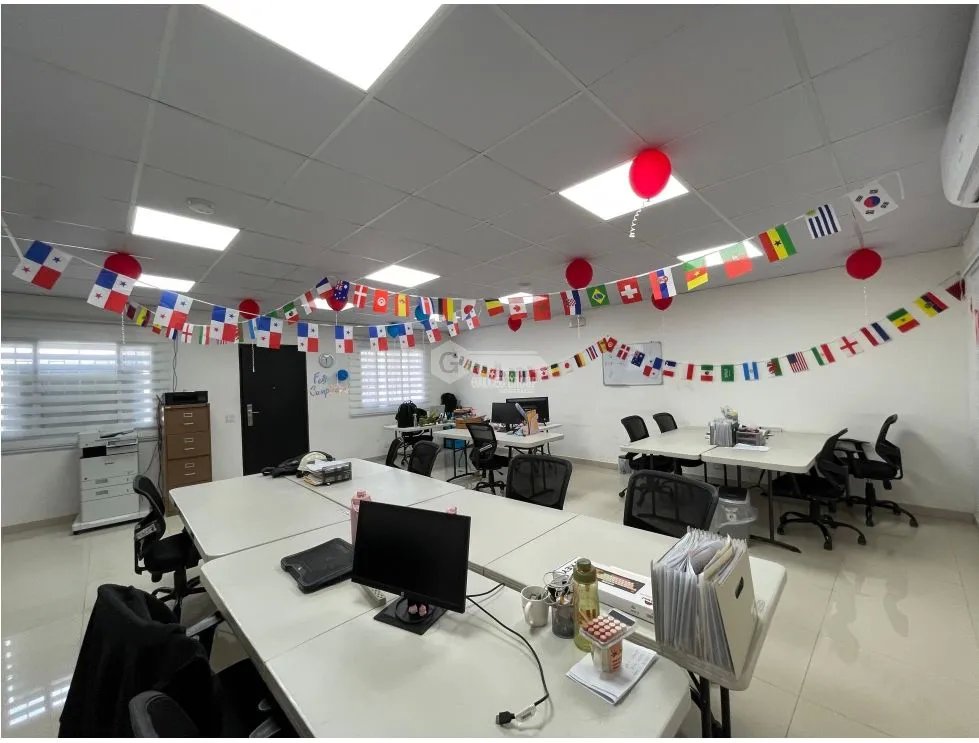 SE VENDE LOCAL 1800 M2 IDEAL PARA OFICINAS EN CHORRERA  3 DIVICIONES
