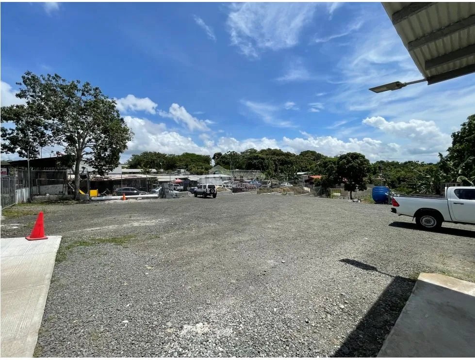 SE VENDE LOCAL 1800 M2 IDEAL PARA OFICINAS EN CHORRERA  3 DIVICIONES