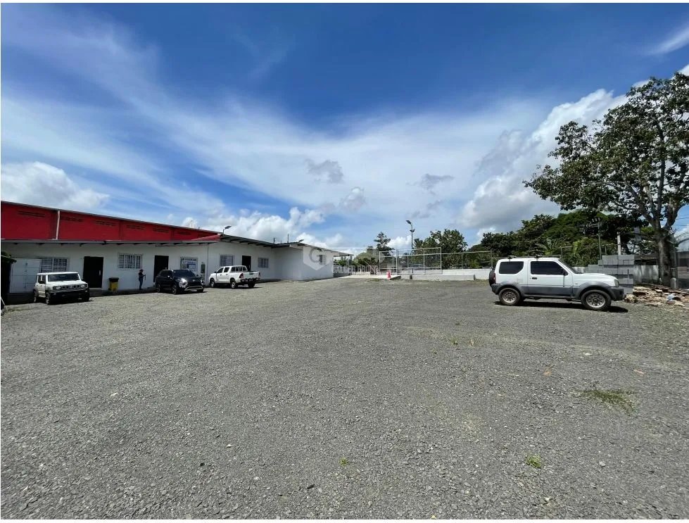 OFFICE / LA CHORRERA / 1800 M2 / 3 BATHROOMS / 3 DIVISIONS / STORAGE
