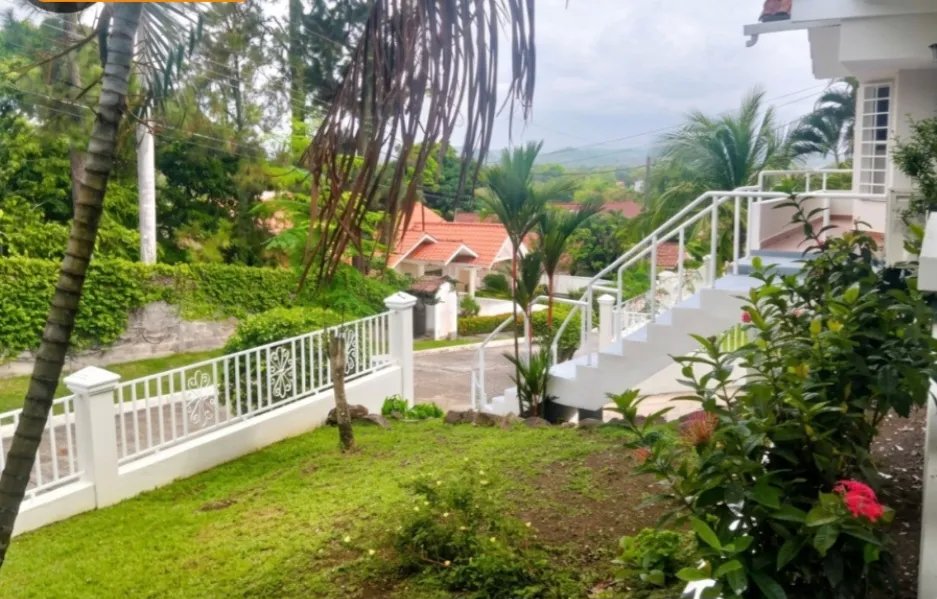 Sale of House in La Montañeza, Brisas del Golf