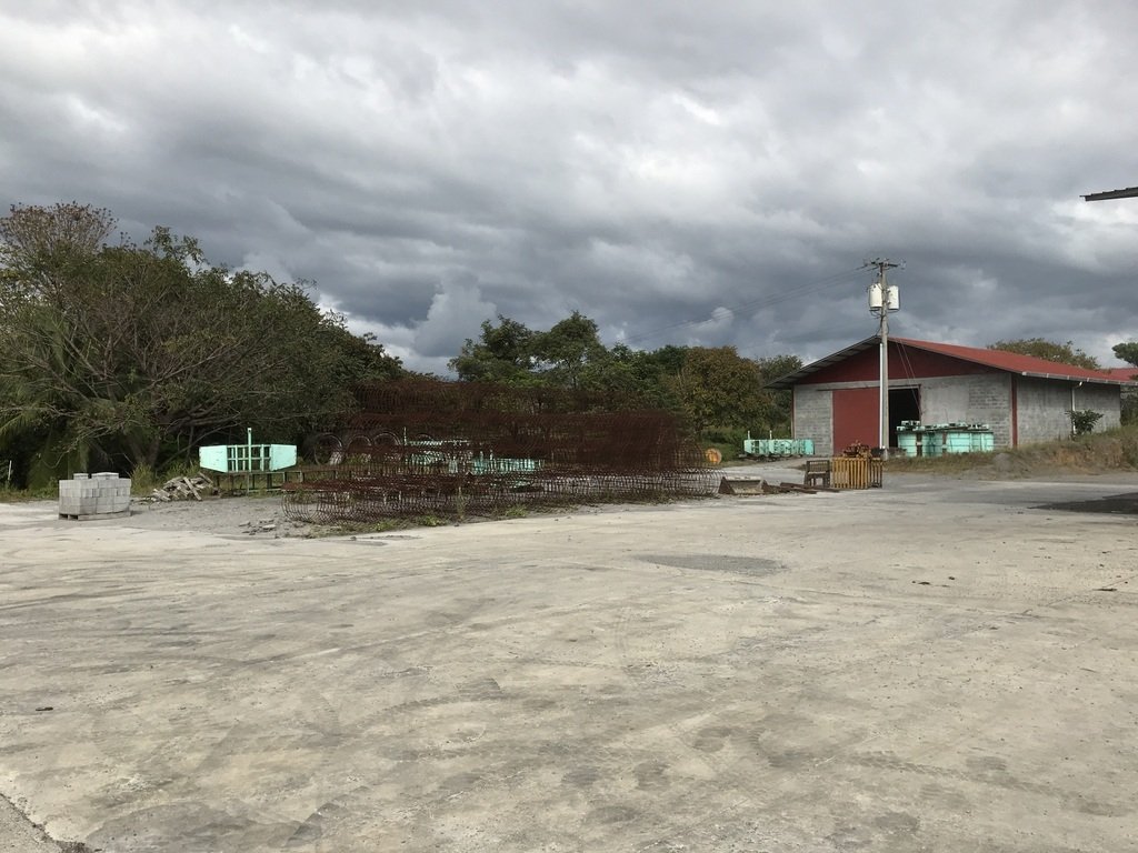 Manufacturer cement articles on 4.7 hectares - massive price reduction!