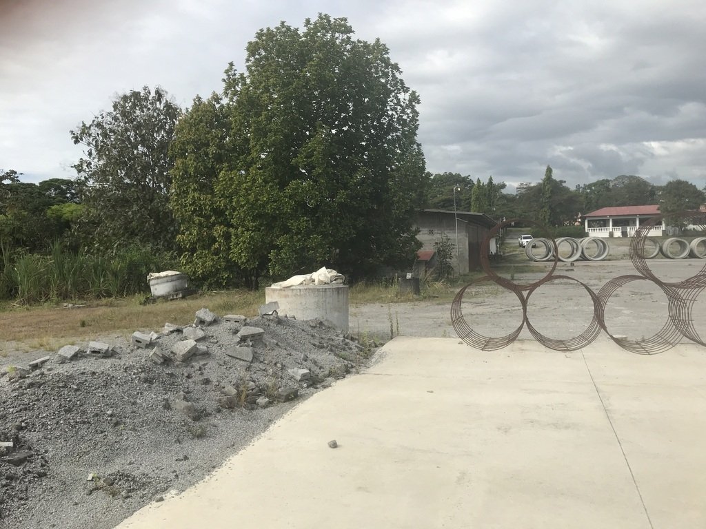 Manufacturer cement articles on 4.7 hectares - massive price reduction!