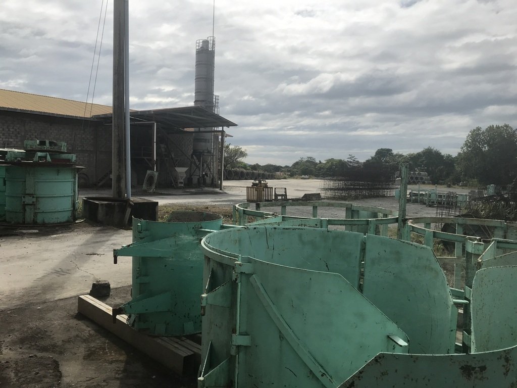 Manufacturer cement articles on 4.7 hectares - massive price reduction!