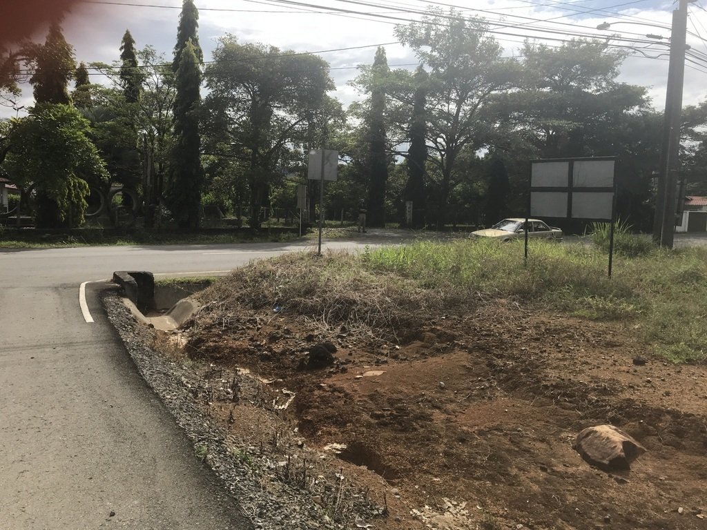 Area comercial en Algarrobos en la carretera hacia Boquete