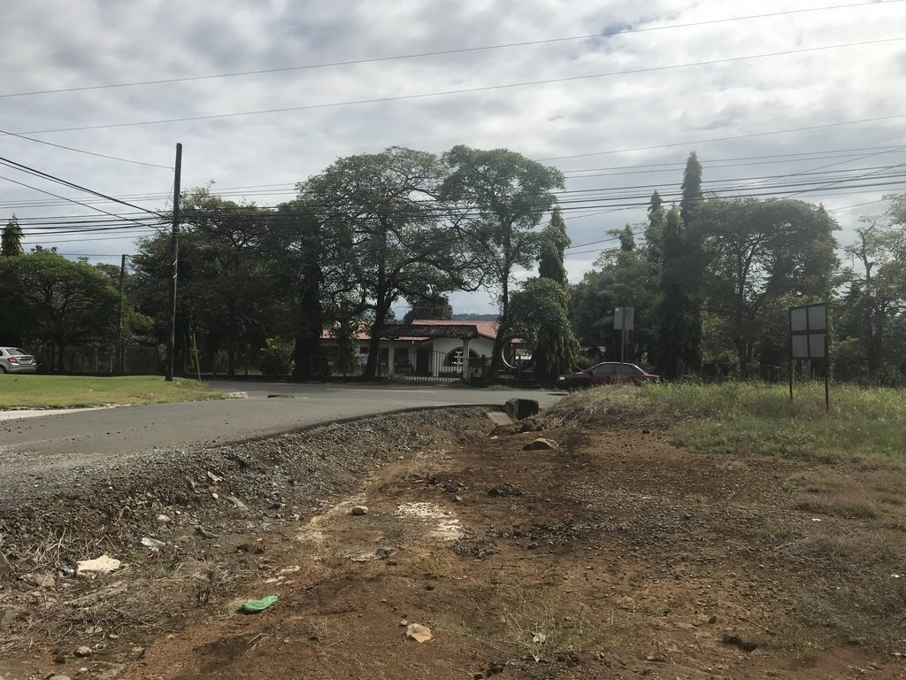 Area comercial en Algarrobos en la carretera hacia Boquete