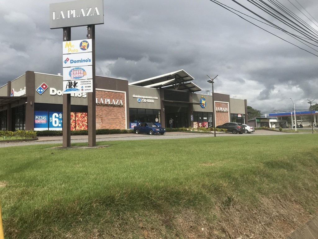 Area comercial en Algarrobos en la carretera hacia Boquete