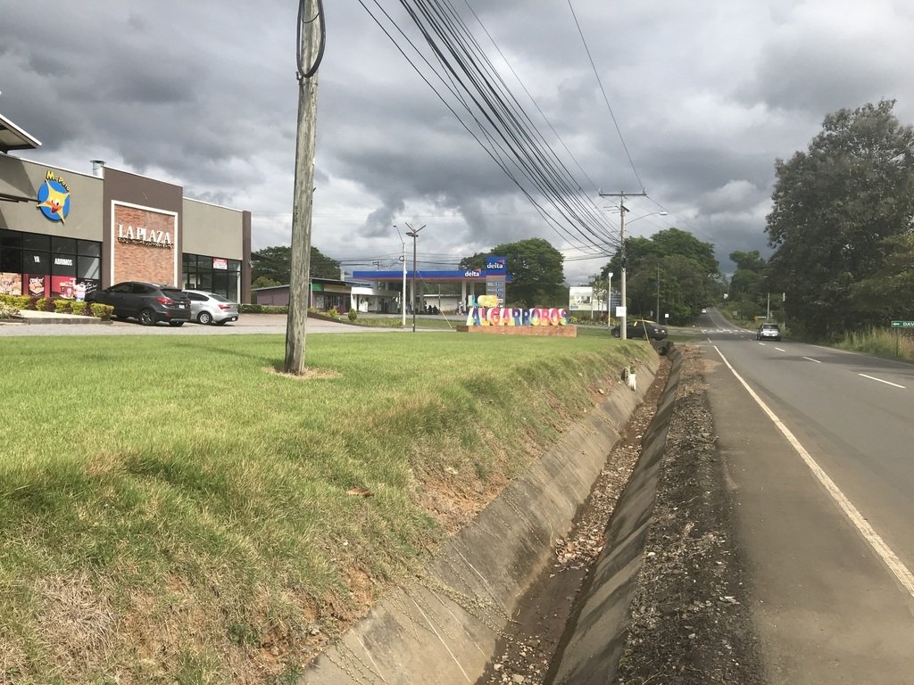 Area comercial en Algarrobos en la carretera hacia Boquete