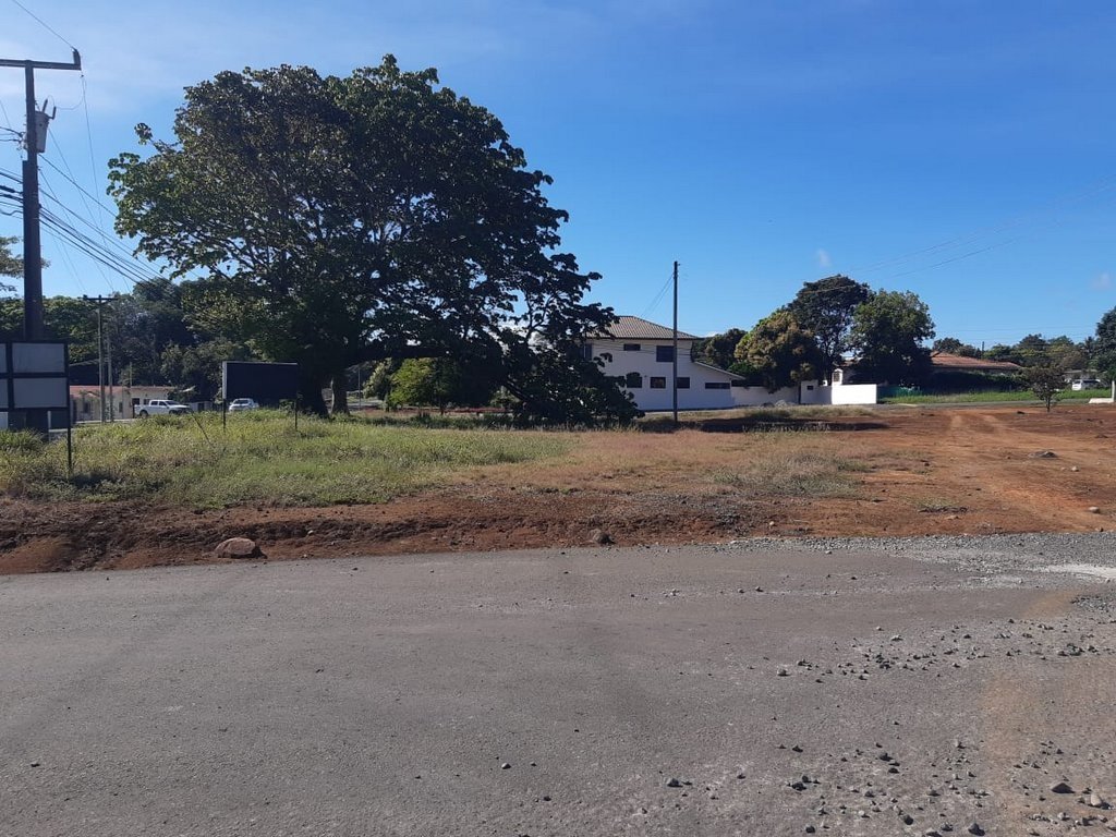 Area comercial en Algarrobos en la carretera hacia Boquete