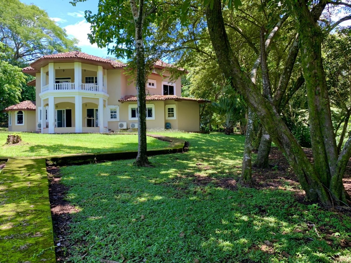Ocean-front house in Boca Chica, owner financing available