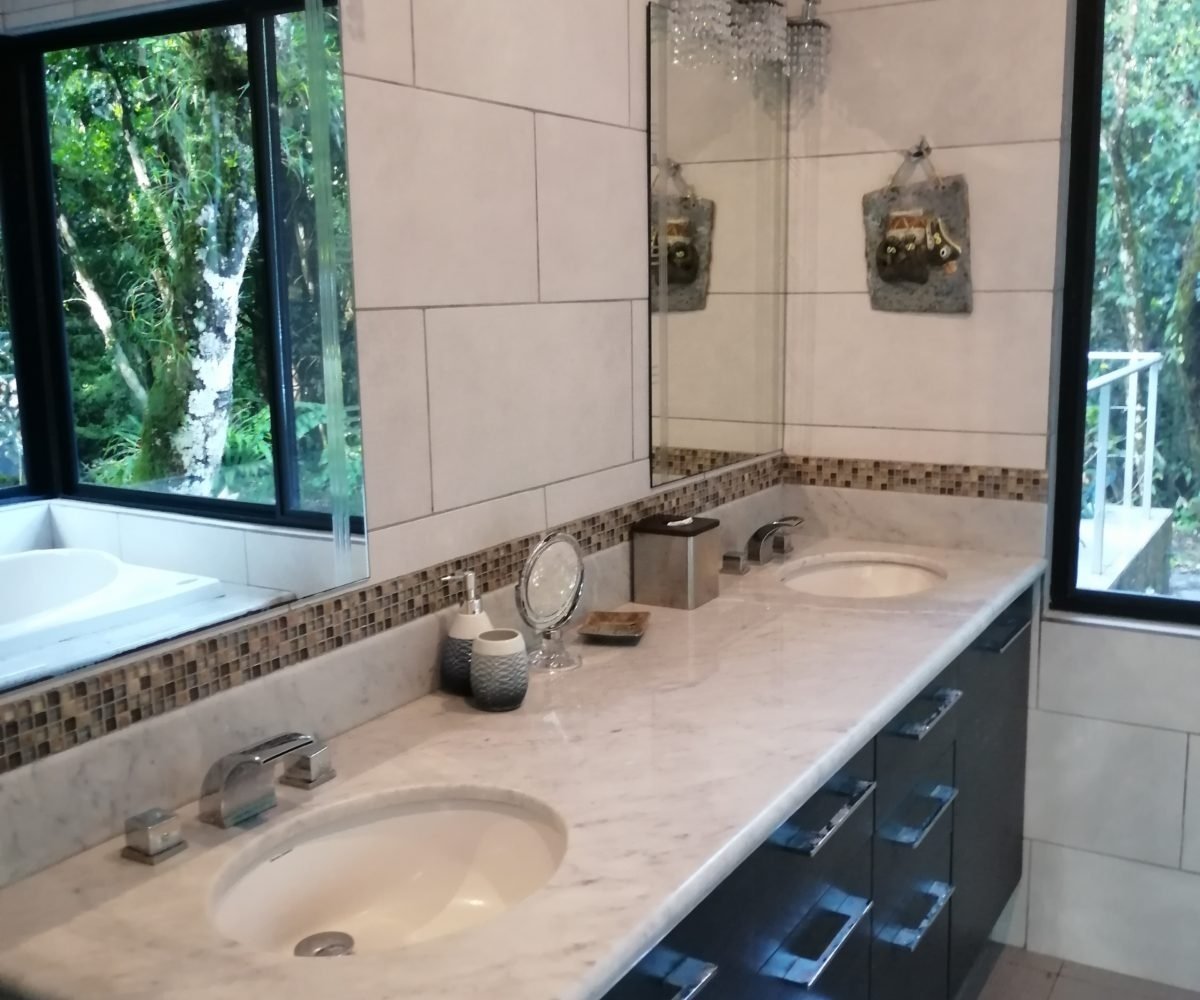 Gran casa de río y cabaña en 2 hectáreas cerca de Dolega en alquiler