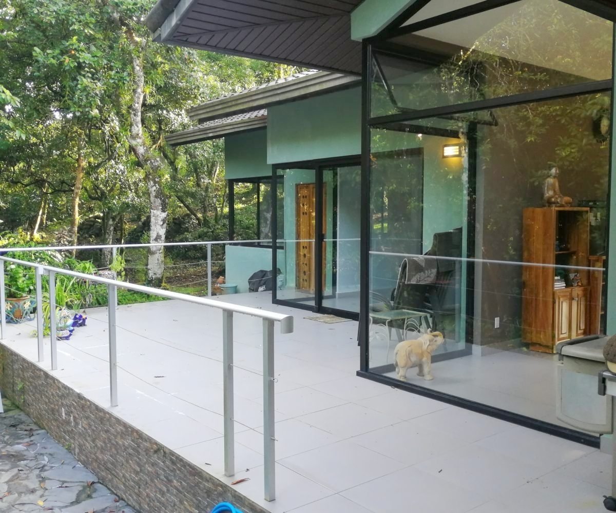 Gran casa de río y cabaña en 2 hectáreas cerca de Dolega en alquiler