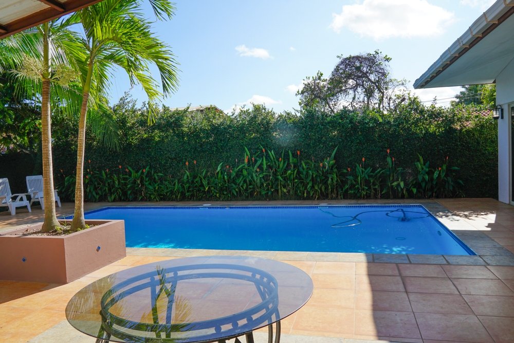 Lovely house with 2 guest houses, roof terrace and swimming pool