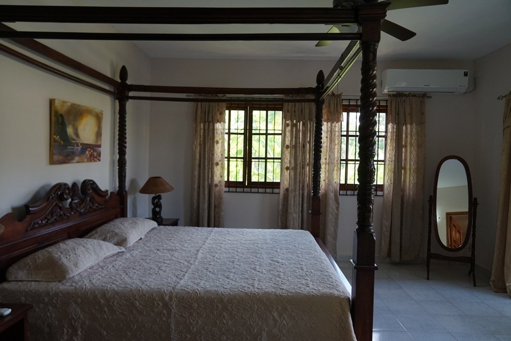 Preciosa casa con 2 casas de huéspedes, terraza en la azotea y piscina