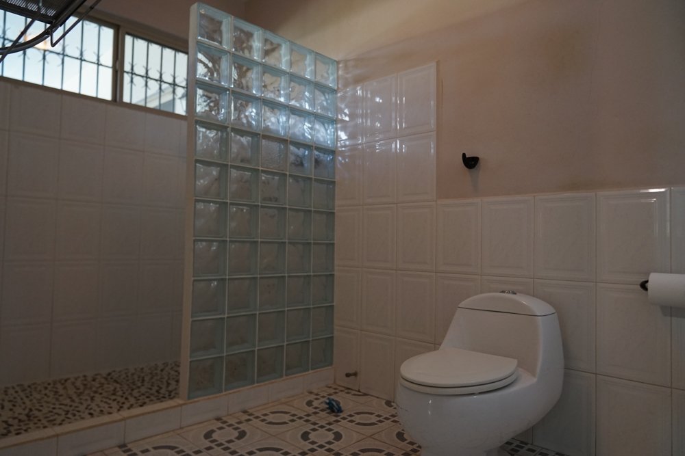 Preciosa casa con 2 casas de huéspedes, terraza en la azotea y piscina