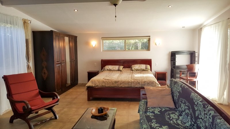 Preciosa casa con 2 casas de huéspedes, terraza en la azotea y piscina