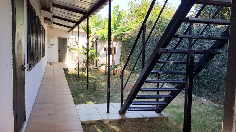 Preciosa casa con 2 casas de huéspedes, terraza en la azotea y piscina