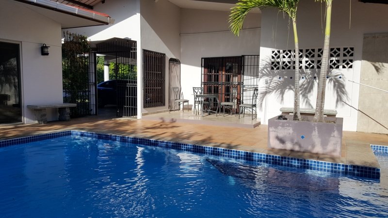 Preciosa casa con 2 casas de huéspedes, terraza en la azotea y piscina