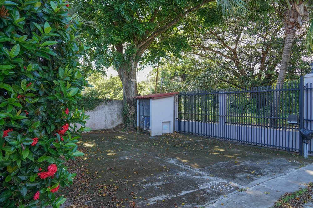 Preciosa casa con 2 casas de huéspedes, terraza en la azotea y piscina