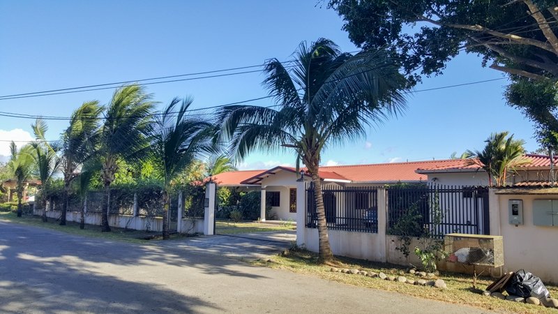 Preciosa casa con 2 casas de huéspedes, terraza en la azotea y piscina