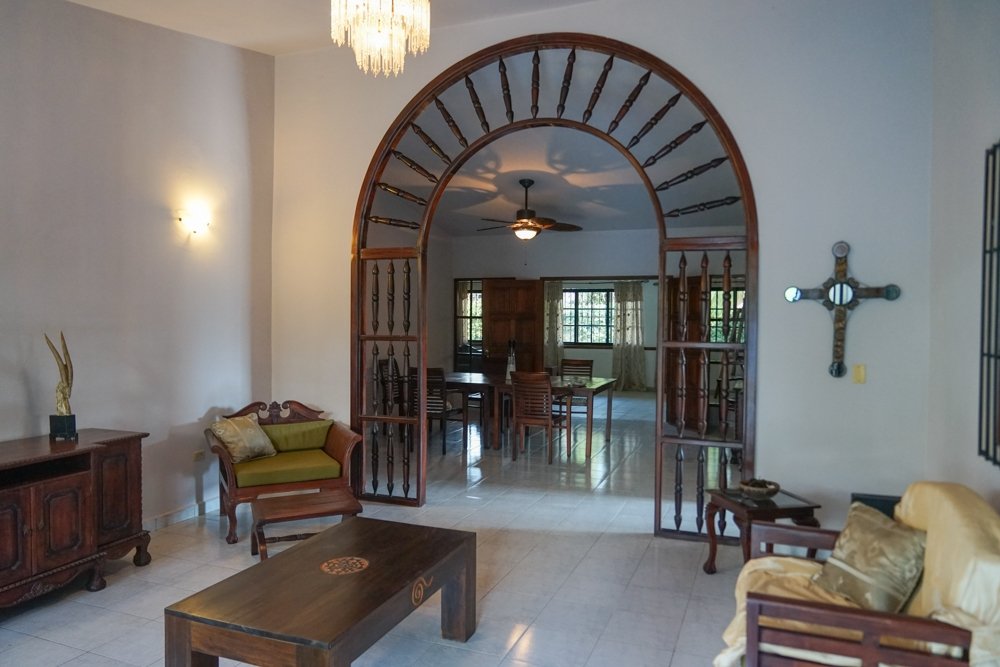 Preciosa casa con 2 casas de huéspedes, terraza en la azotea y piscina