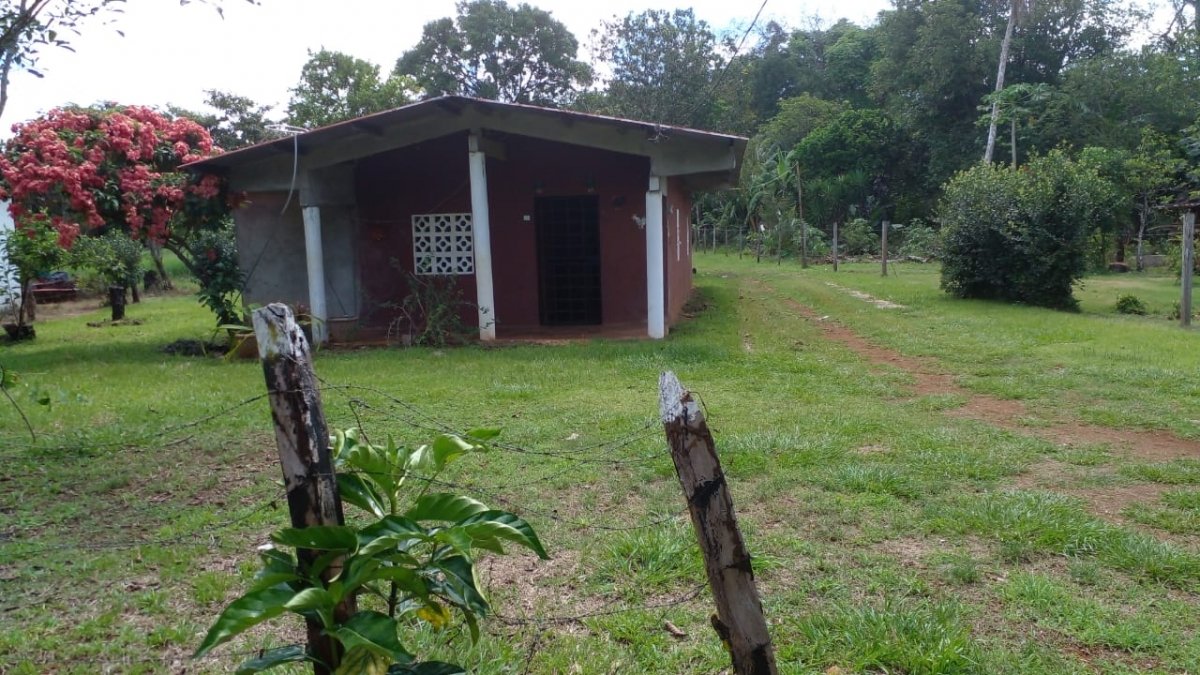 2 casas en casi una hectarea con arroyo en el suburbio de David