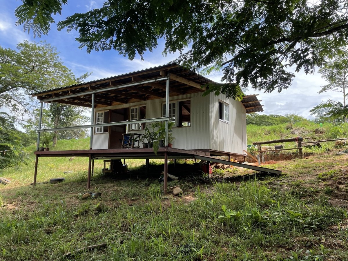 Tiny house on 1.7 hectares on beautiful river Papayal