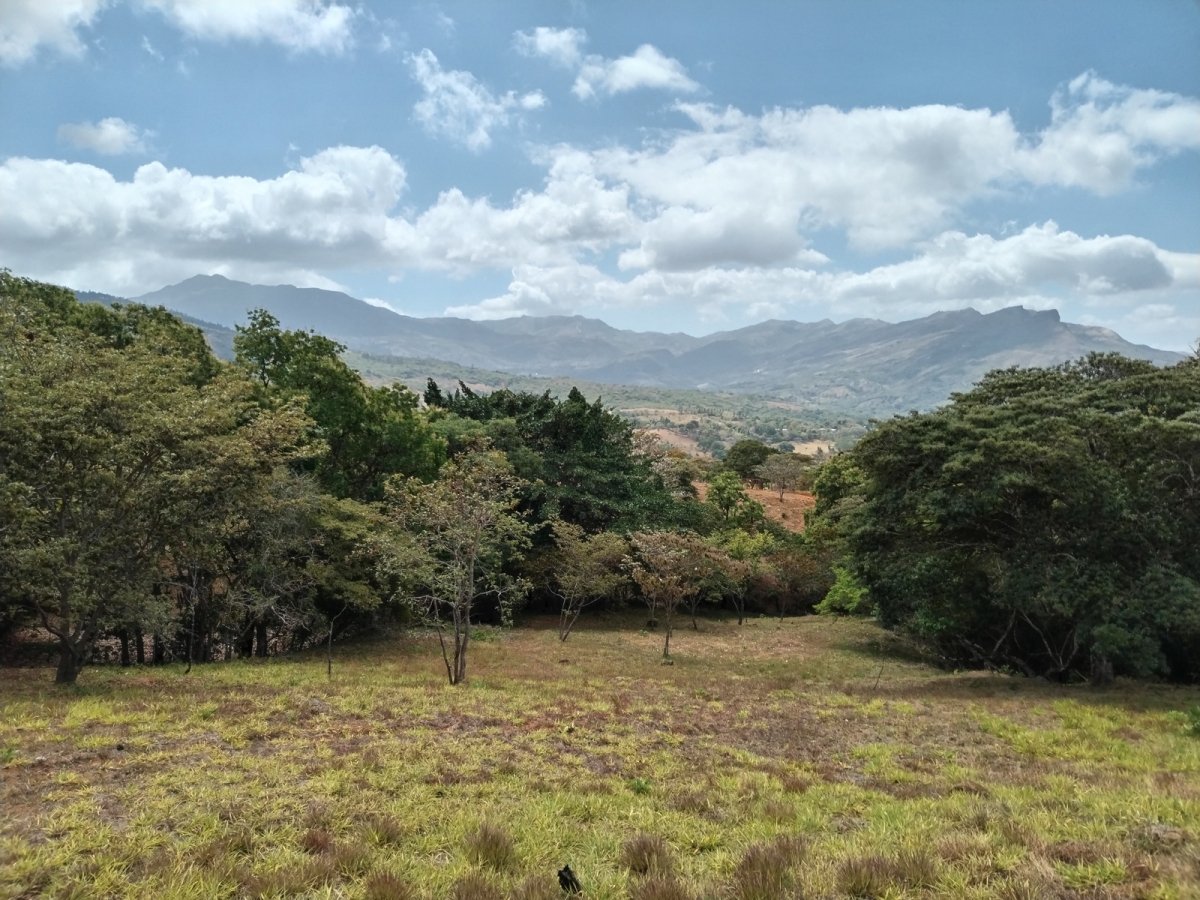 Vistas a la montaña desde un gran terreno en Santa Fe